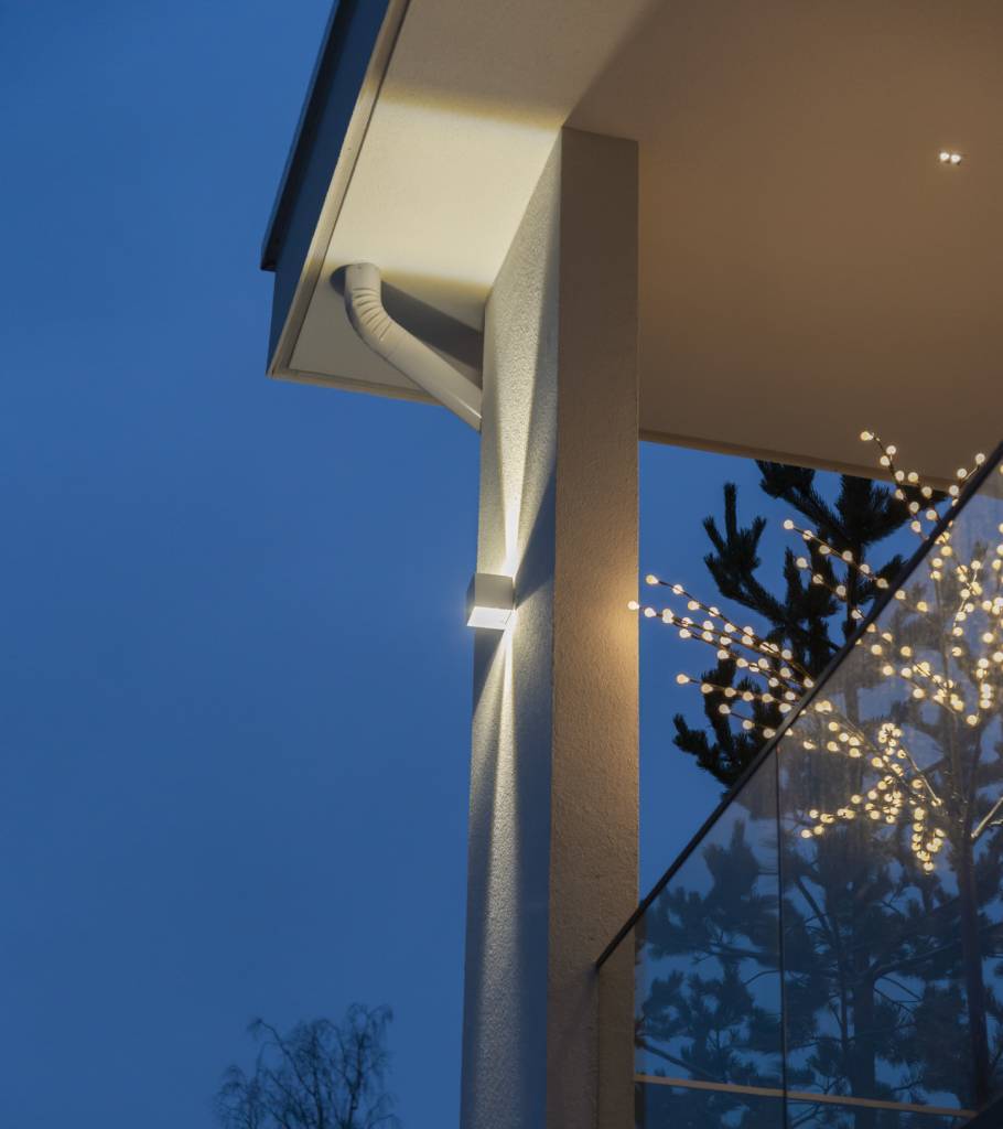 Funk-Wandleuchte in den Ecken des Hauses und Linja2-Spots auf der Terrasse rund um das Haus. © LedStore