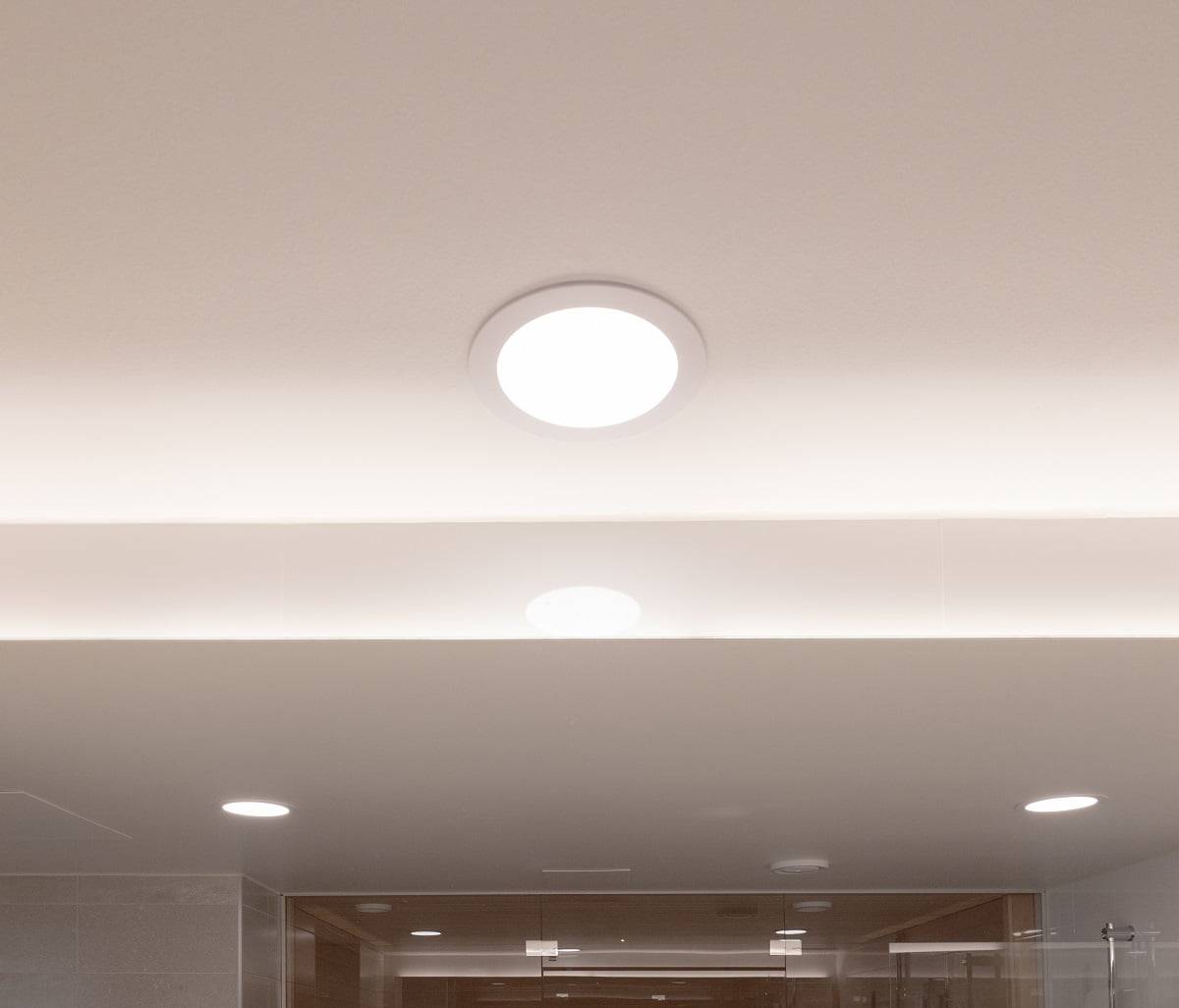 Die Flächenleuchte Plafond160 bringt gleichmäßiges Licht an die Badezimmerdecke. ©LedStore