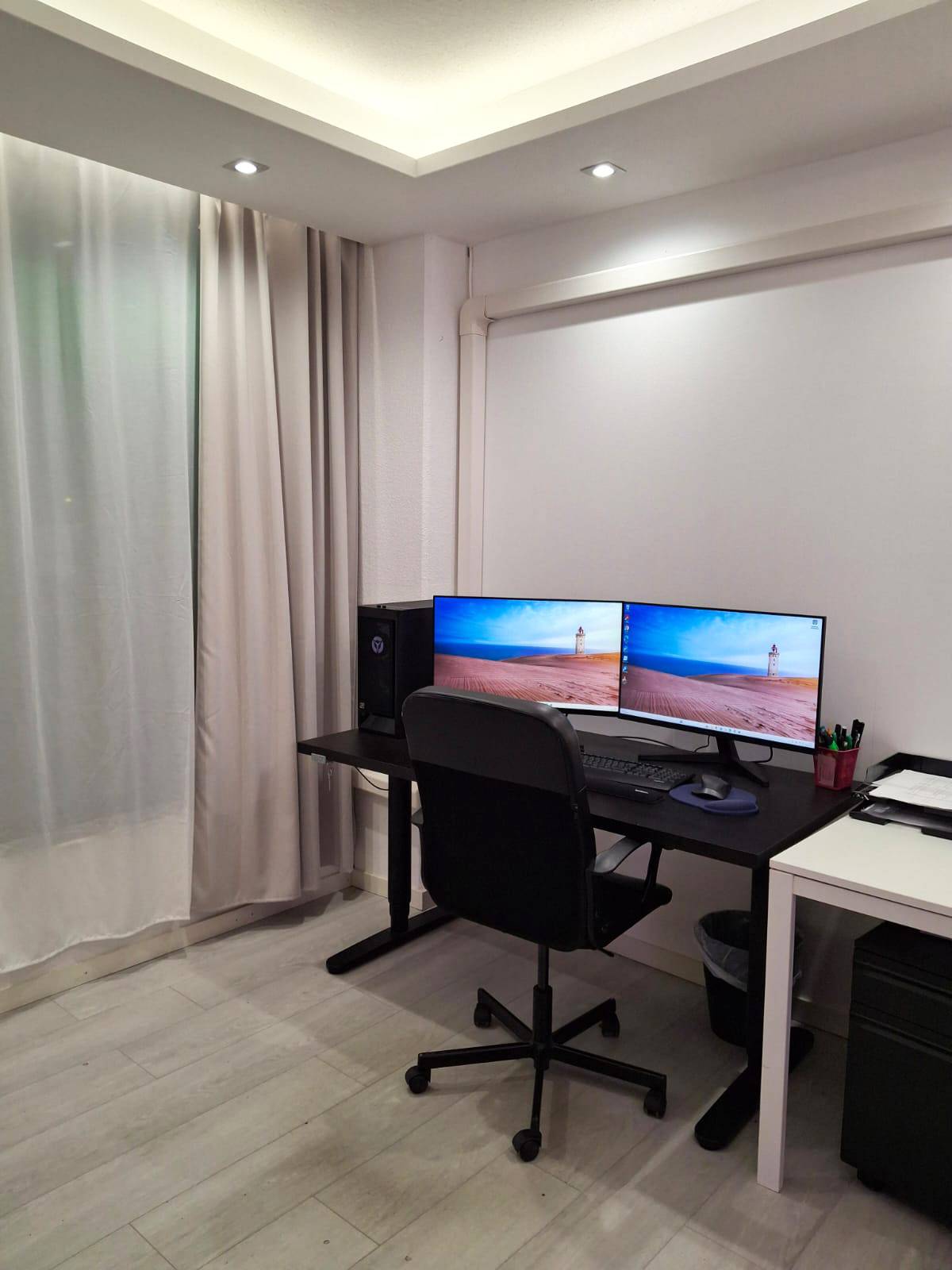 Arbeitszimmer mit Computertisch und Schreibtischstuhl, abgehängte Decke. Strahler und indirektes Licht von LED-Leisten in der unteren Decke.