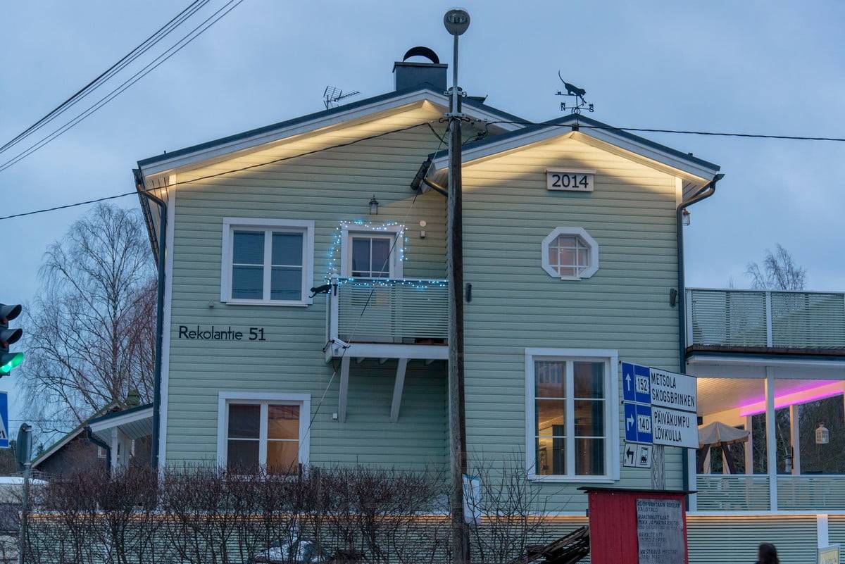 LED-Streifen, die die Fassade mit indirektem Licht beleuchten. Ledstore.fi