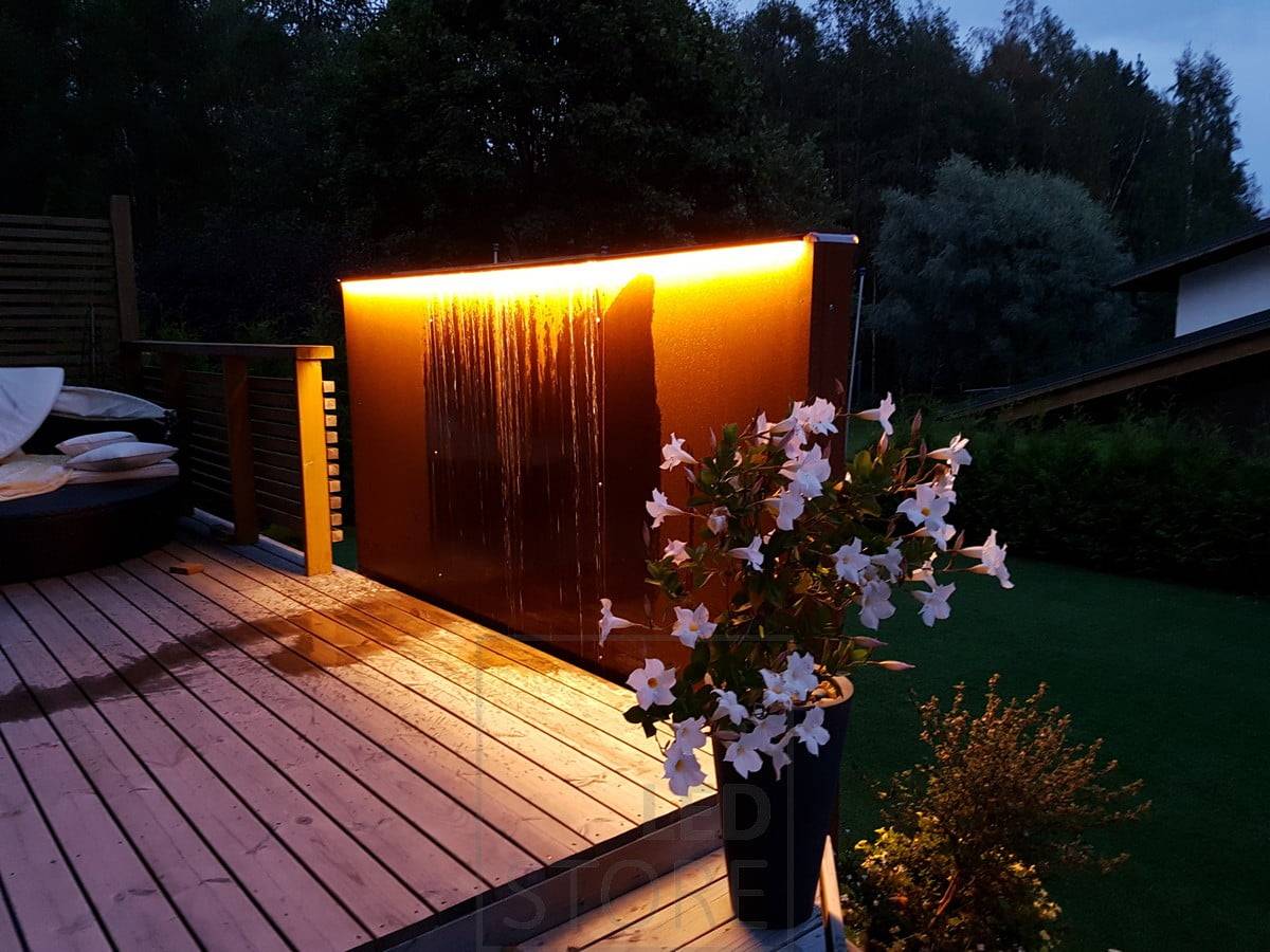 LED-Band zur Hervorhebung des Wasserelements im Innenhof. Ledstore.fi