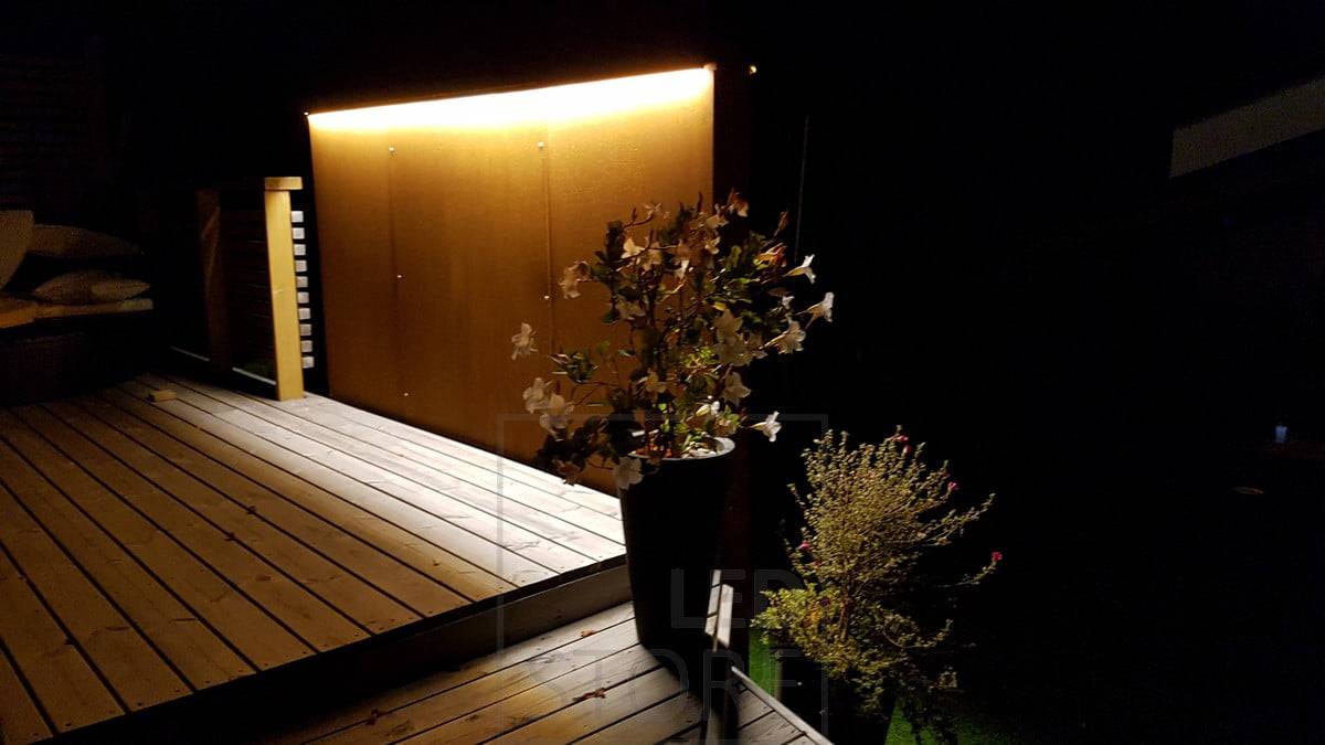 Indirekte LED-Beleuchtung auf einer Terrasse. Ledstore.fi