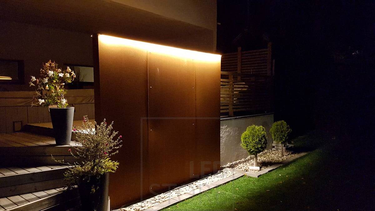 Beleuchtung und Hervorhebung eines Wasserelements mit einem LED-Streifen für den Außenbereich. Ledstore.fi