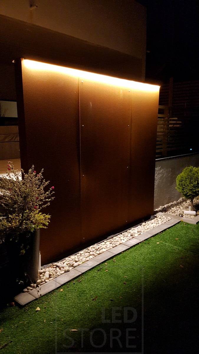 Beleuchtung und Hervorhebung eines Wasserelements mit einem LED-Streifen für den Außenbereich. Ledstore.fi