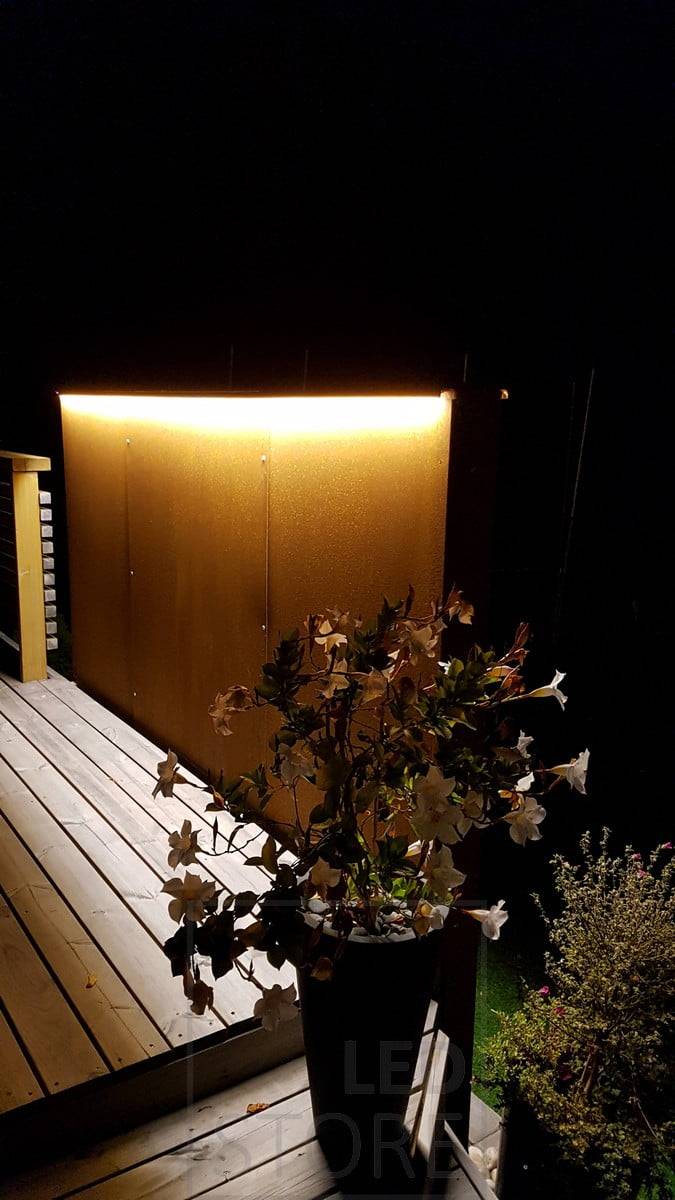 Atmosphärische indirekte Beleuchtung auf der Terrasse. Ledstore.fi