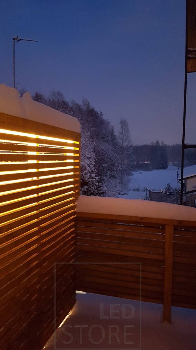 Umgebungsbeleuchtung im Innenhof, der LED-Streifen im Zaun beleuchtet indirekt den Innenhof. Ledstore.fi