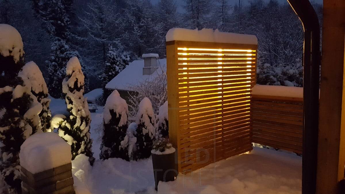 Indirekte Stimmungsbeleuchtung im Garten, LED-Streifen innerhalb des Zauns. Ledstore.fi