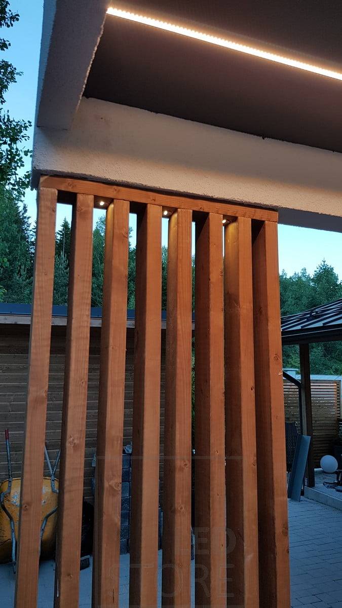 Niedrigprofil-LED-Leiste in einem Carport. Ledstore.fi