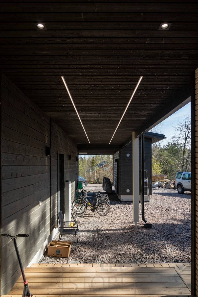 Am Eingang, Spots an der Decke, im Vordach, LED-Streifen, die das Oberflächenprofil beleuchten. Ledstore.fi