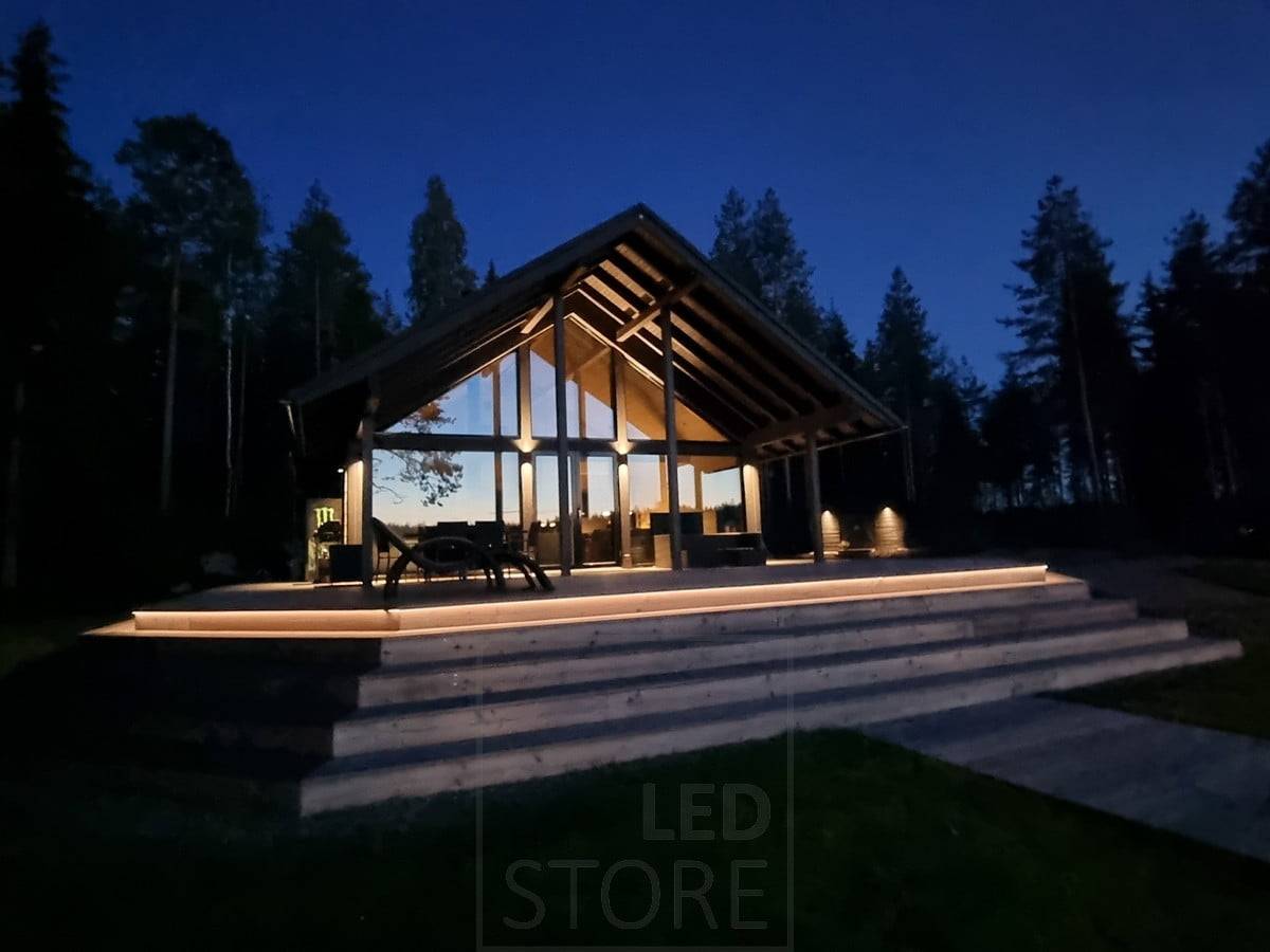 Vielseitige Außenbeleuchtung mit LED-Streifen auf der Treppe und Wandleuchten. Ledstore.fi