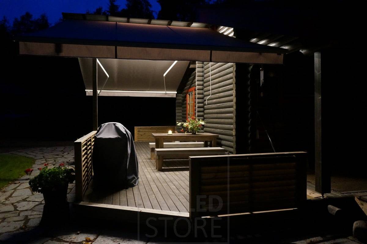 Das LED-Band in der Mitte der Überdachung schafft eine angenehme und stimmungsvolle Beleuchtung für die Terrasse. Ledstore.fi