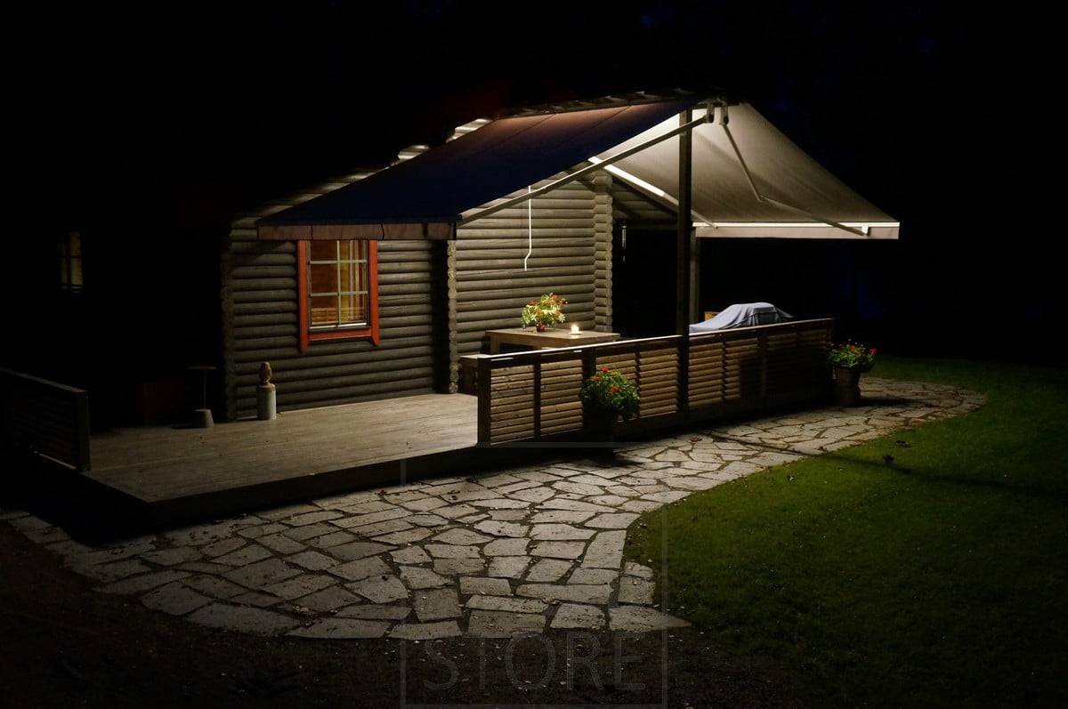 LED-Leiste in der Mitte der Überdachung, die die Terrasse mit stimmungsvoller Allgemeinbeleuchtung ausleuchtet. Ledstore.fi