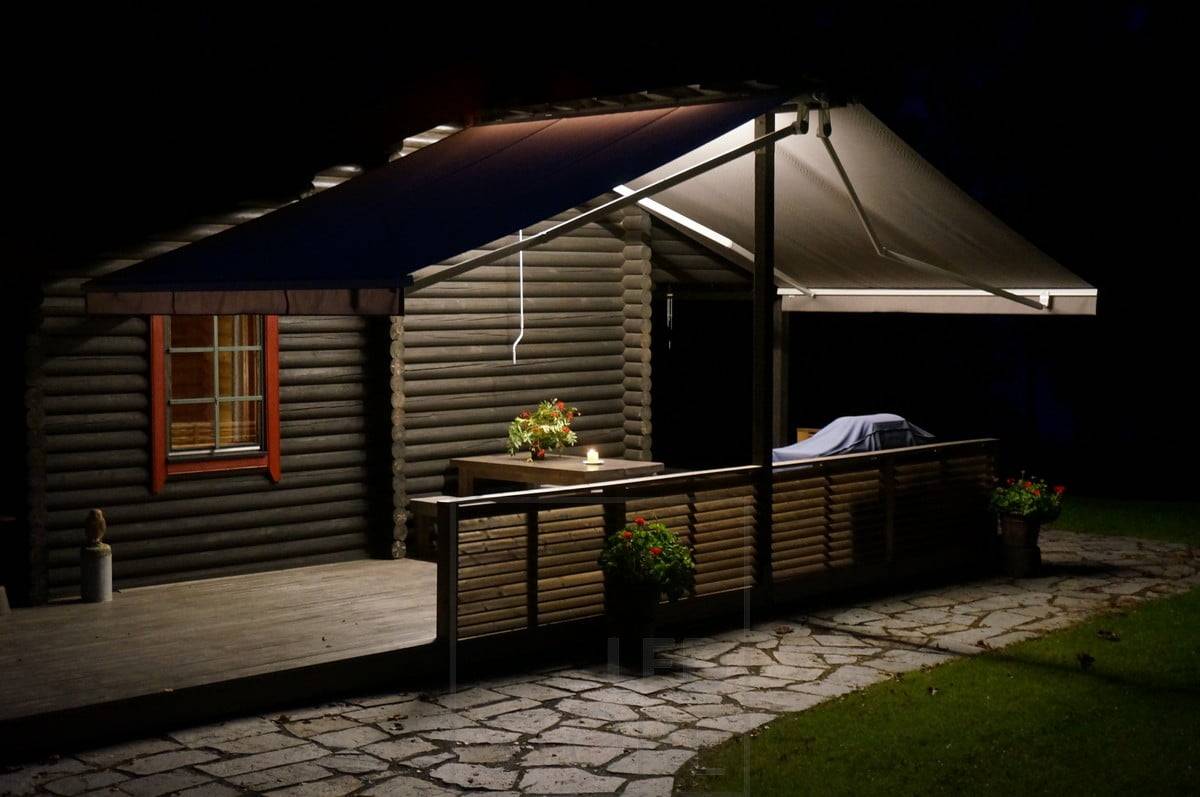 LED-Leiste auf dem Vordach für eine stimmungsvolle Allgemeinbeleuchtung der Terrasse. Ledstore.fi