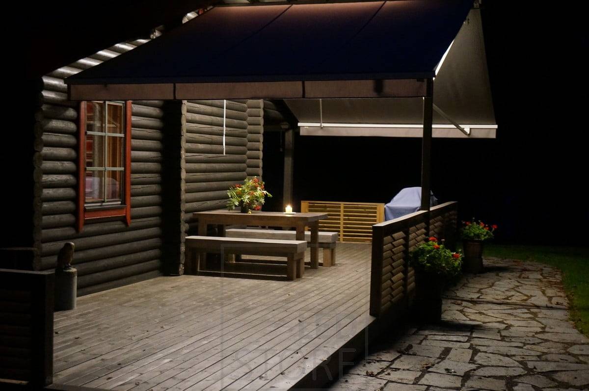 LED-Leiste in der Mitte der Überdachung für eine stimmungsvolle Allgemeinbeleuchtung der Terrasse. Ledstore.fi