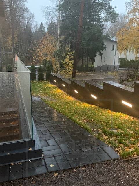 In eine Wand eingelassenes Led-Band, das für eine stimmungsvolle Beleuchtung im Innenhof sorgt. Ledstore.fi