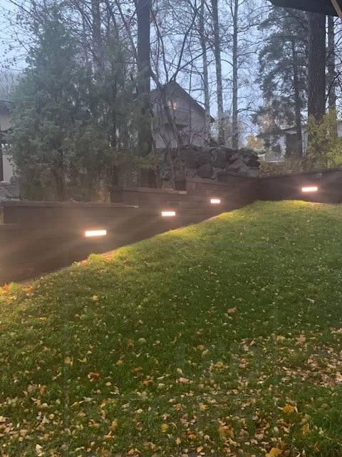 In eine Wand eingelassenes Led-Band zur Schaffung einer eleganten und stimmungsvollen Beleuchtung im Hof. Ledstore.fi