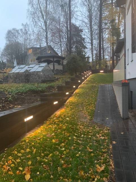 Eingelassene LED-Leiste in einem eingelassenen Wandprofil. Ledstore.fi