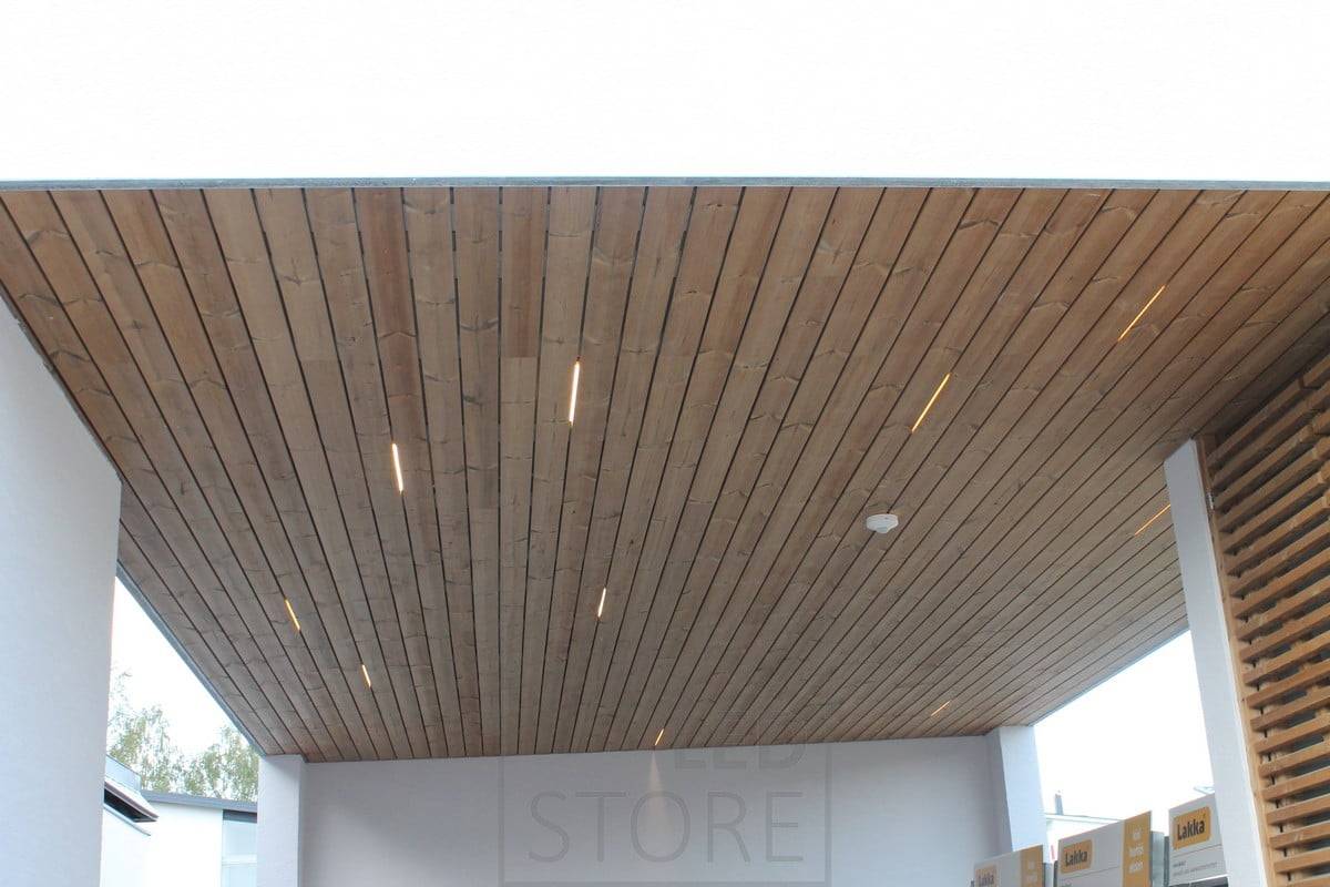 LED-Streifen zwischen den Deckenverkleidungen sorgen für eine stimmungsvolle und ausdrucksstarke Beleuchtung. Ledstore.fi