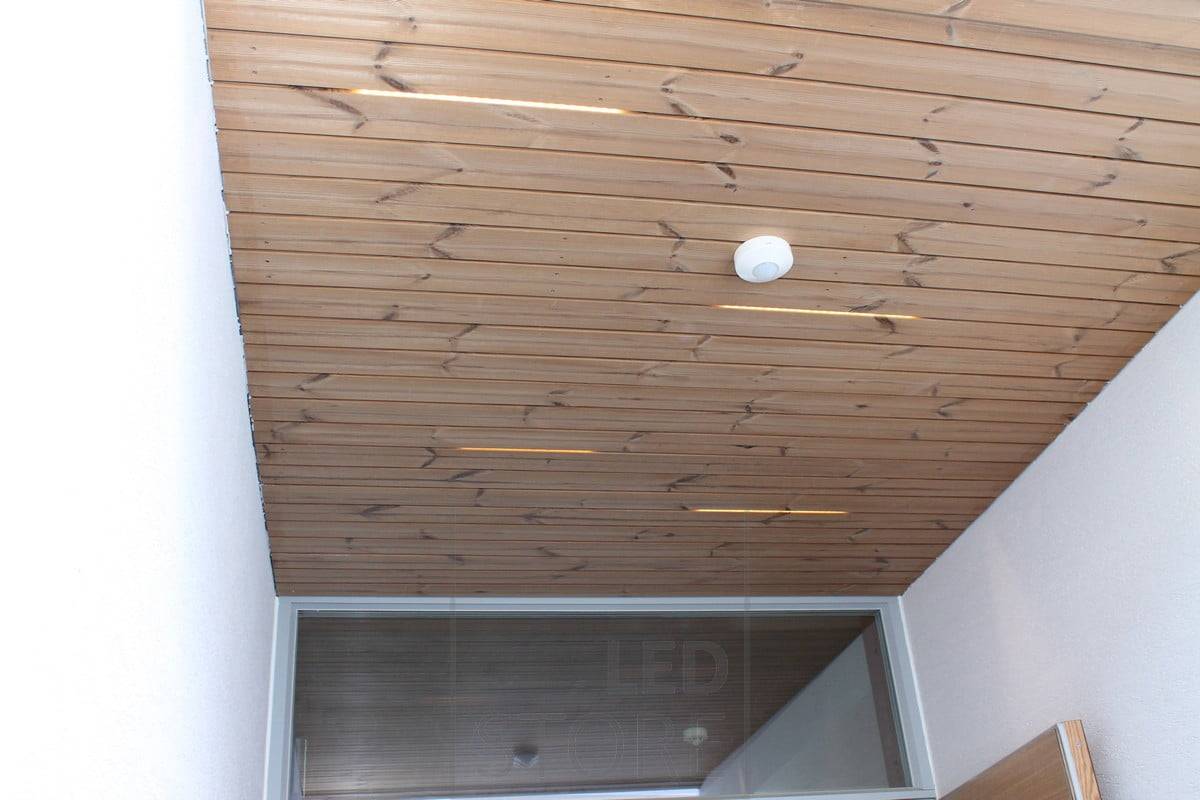 Led-Streifen an der Terrassendecke sorgen für eine ausdrucksstarke Beleuchtung. Ledstore.fi