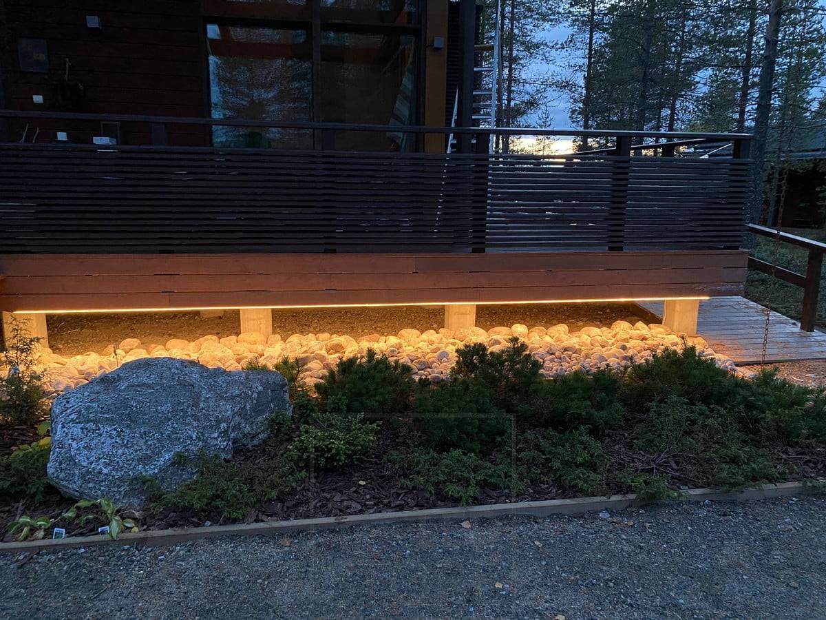 Stimmungsvolles indirektes Licht, das die Fassade und den Rand der Terrasse beleuchtet. Ledstore.fi