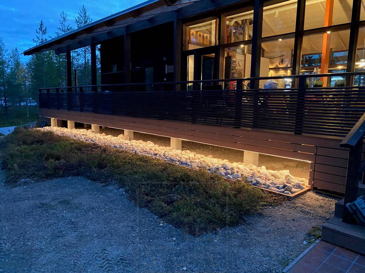 Beleuchtung der Fassade und des Terrassenrandes mit stimmungsvoller indirekter Beleuchtung, LED-Streifen mit niedrigem Profil. Ledstore.fi