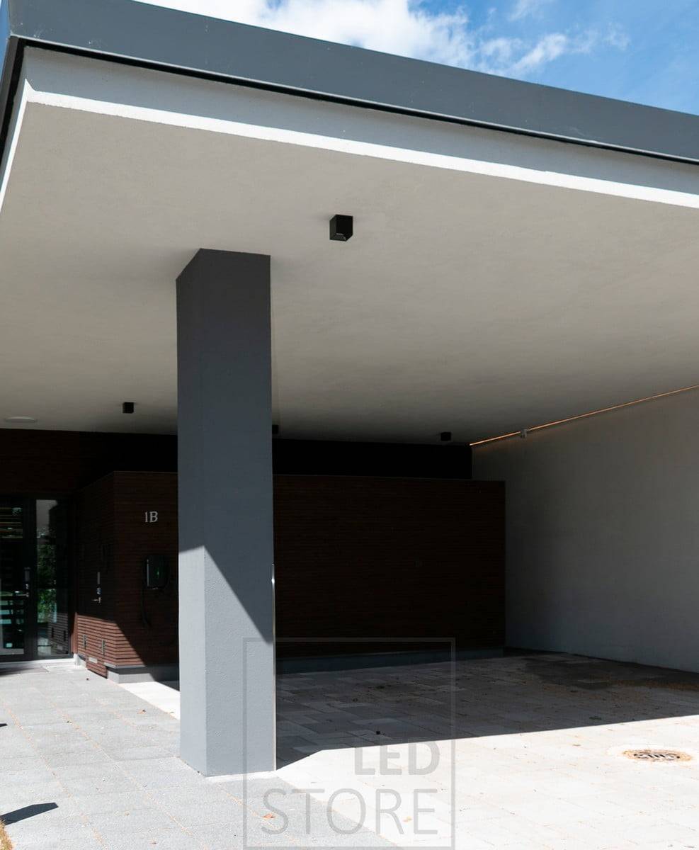 Außendecke mit Flächenstrahlern und LED-Streifen an der Wand. Ledstore.fi