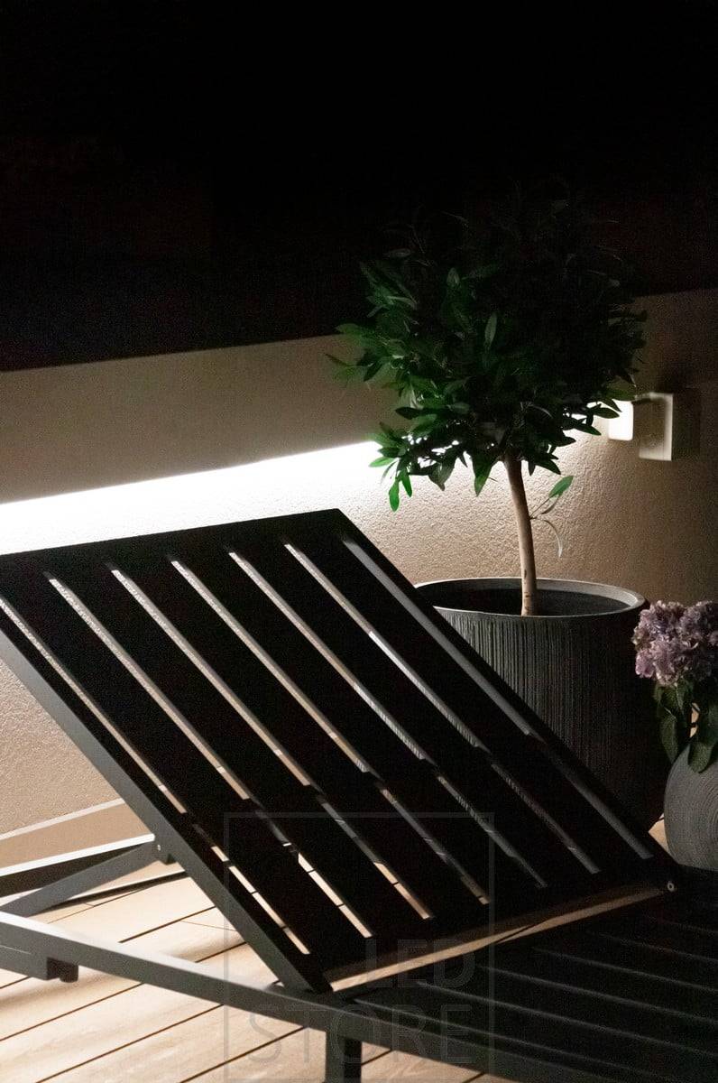 Auf der Terrasse, unter dem Geländer, beleuchtet eine LED-Leiste die Terrasse mit indirektem Stimmungslicht. Ledstore.fi