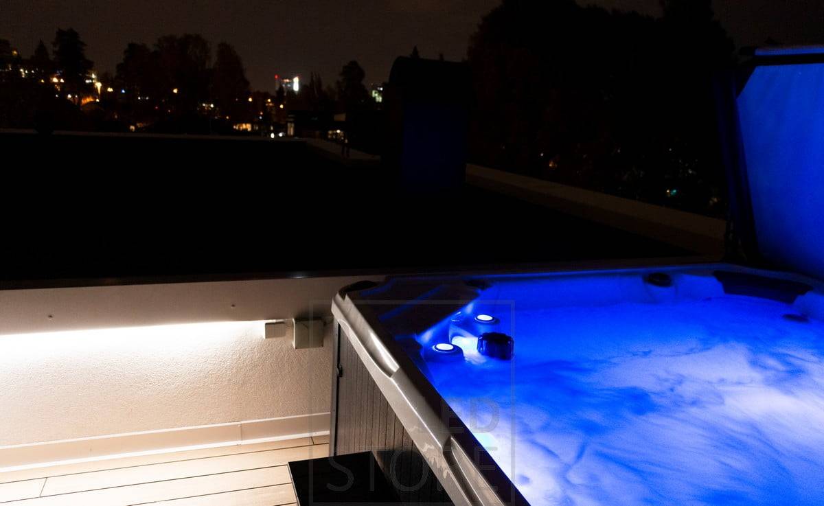 Draußen, unter dem Geländer, beleuchtet ein Ledband die Terrasse mit indirektem Licht. Ledstore.fi