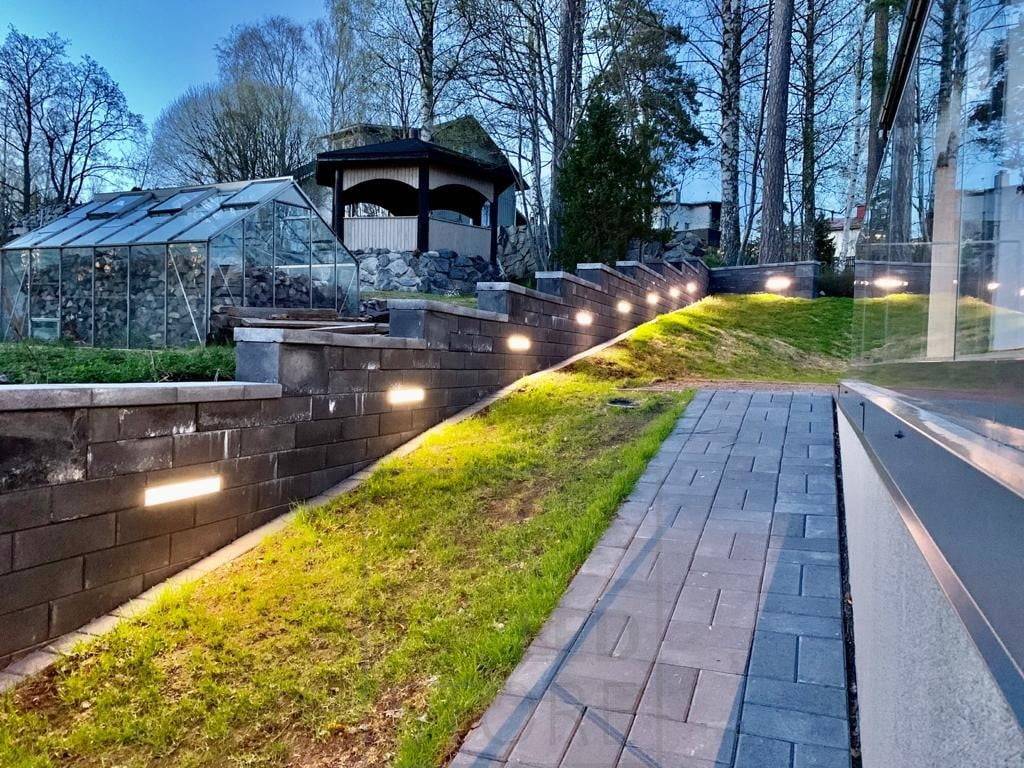 Led-Leisten in einem versenkten Wandprofil, die die Wand hervorheben. Ledstore.fi