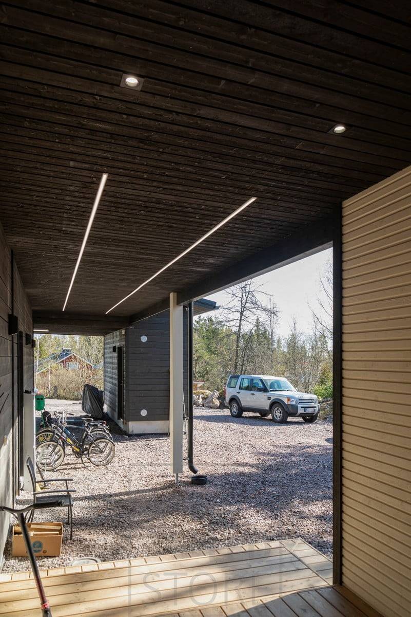 Spots am Eingang, LED-Streifen auf dem Vordach. Ledstore.fi