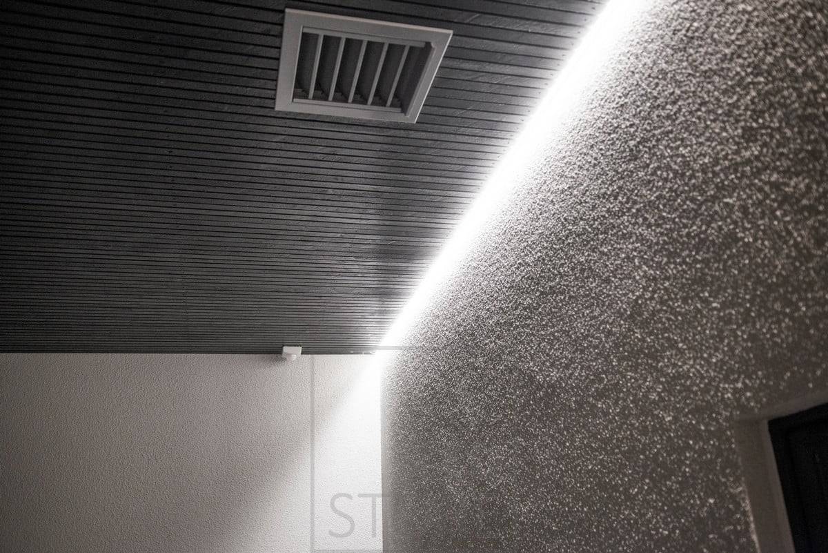 Indirektes Licht im Freien. Led-Leiste zwischen Decke und Wand, die stimmungsvolles indirektes Licht ausstrahlt. Ledstore.fi