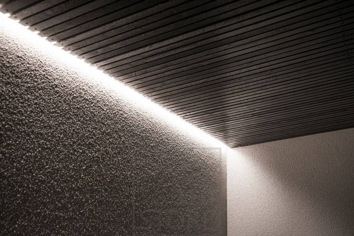 Indirekte Beleuchtung im Außenbereich. Led-Leiste zwischen Decke und Wand für stimmungsvolle Beleuchtung. Ledstore.fi