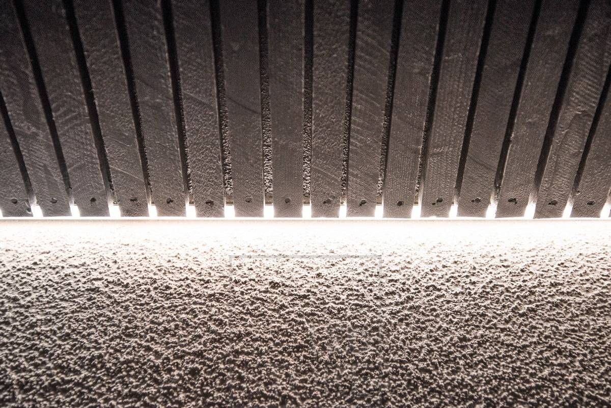 Indirekte Beleuchtung im Freien in einer Rille zwischen Dach und Wand. Ledstore.fi