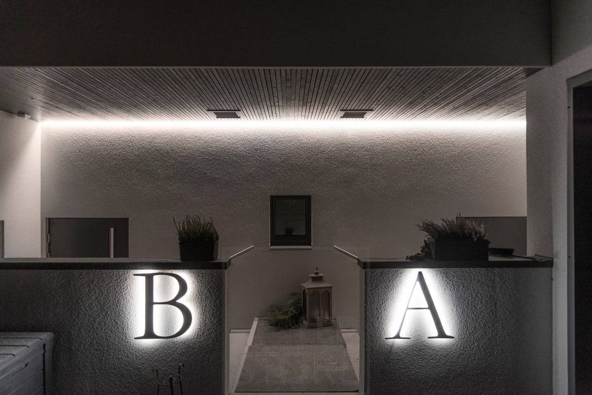 Außenbeleuchtung mit indirektem Licht. Led-Band hinter den Buchstaben der Häuser. Ledstore.fi