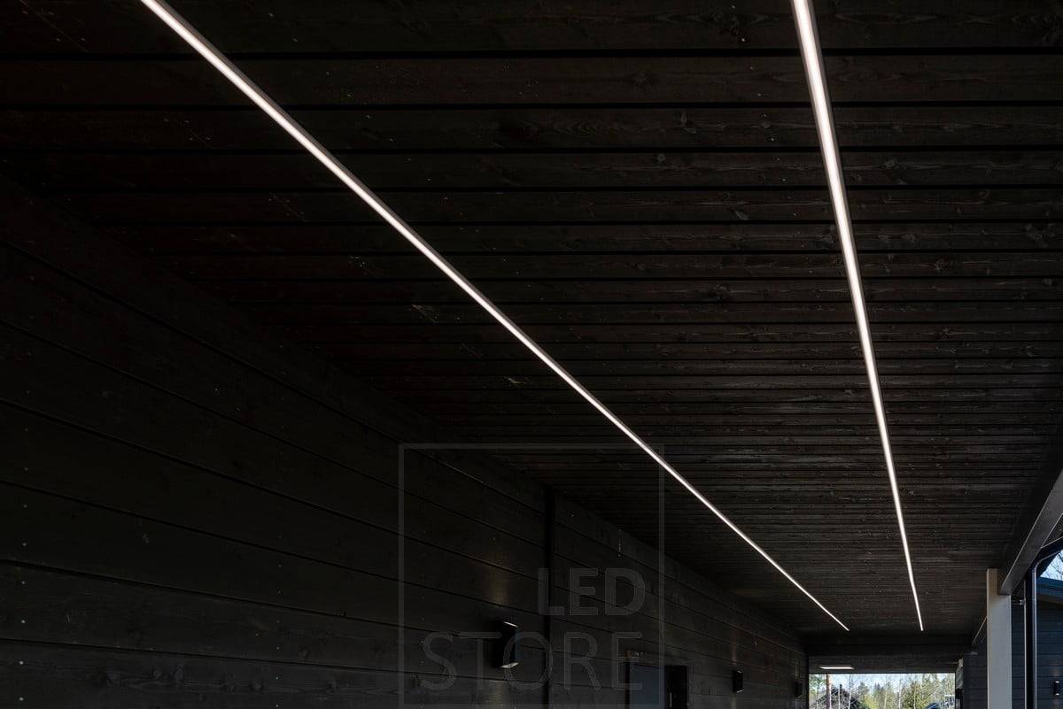 LED-Streifen für den Außenbereich auf dem Vordach, die den Raum mit gleichmäßigem Licht beleuchten. Ledstore.fi
