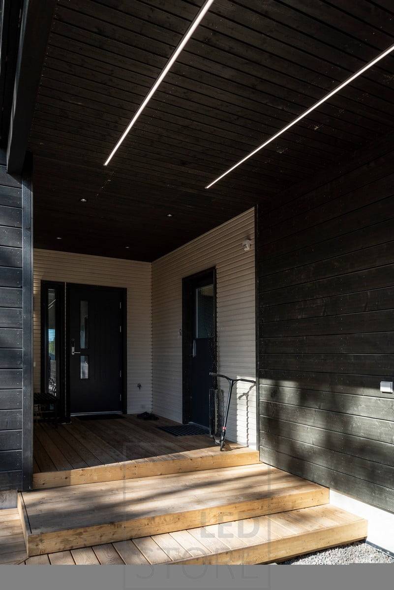 LED-Leiste mit niedrigem Oberflächenprofil auf einem Dach, die das Dach beleuchtet. Ledstore.fi