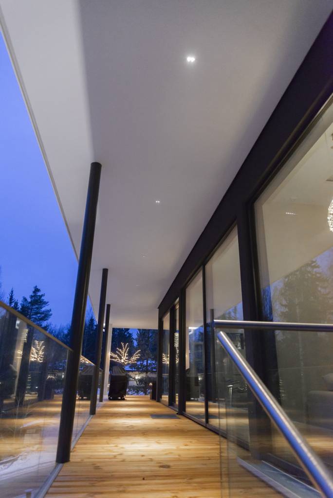 Linja2 beleuchtet eine Terrasse. Die Leuchte leuchtet mit einem schmalen Lichtkegel. © LedStore
