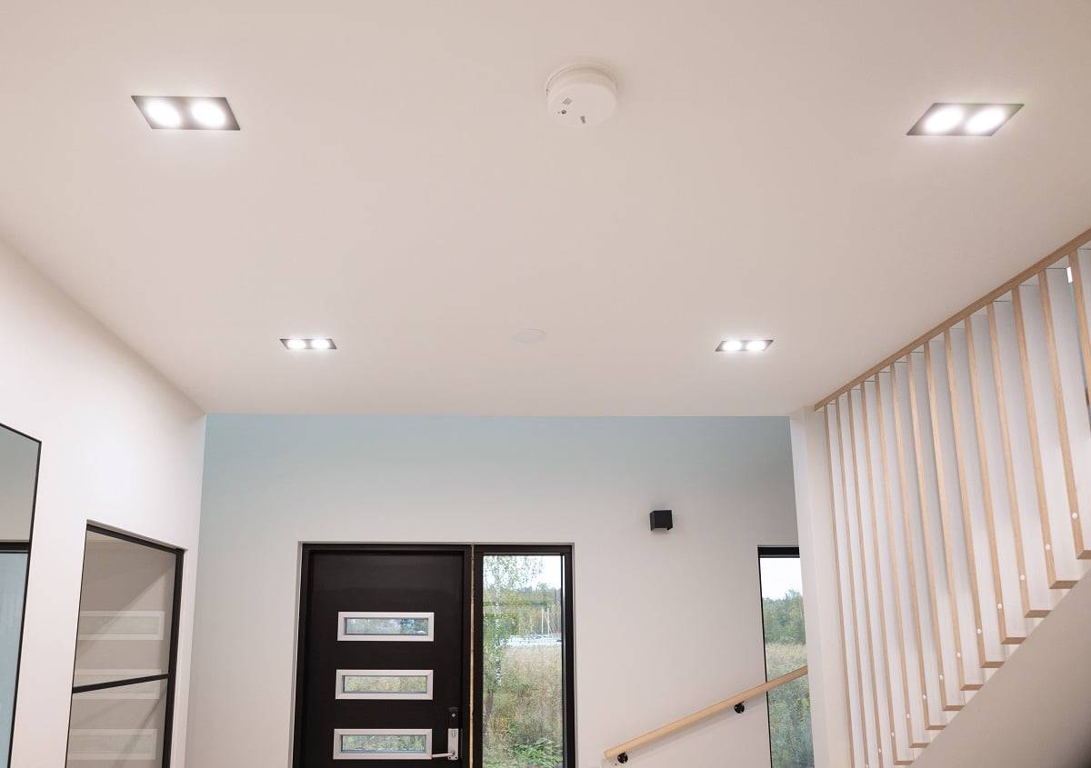 Die Beleuchtung in der Eingangshalle ist funktionell vor der Garderobe und in der Nähe der Schubladen im Flur positioniert. © LedStore.fi