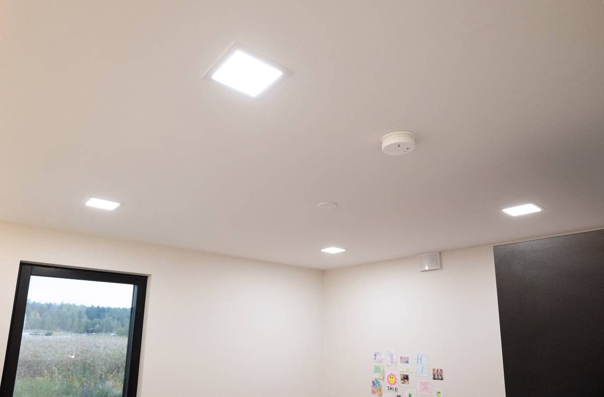 4 LED-Paneele wurden in dem Raum aufgestellt. © LedStore.fi