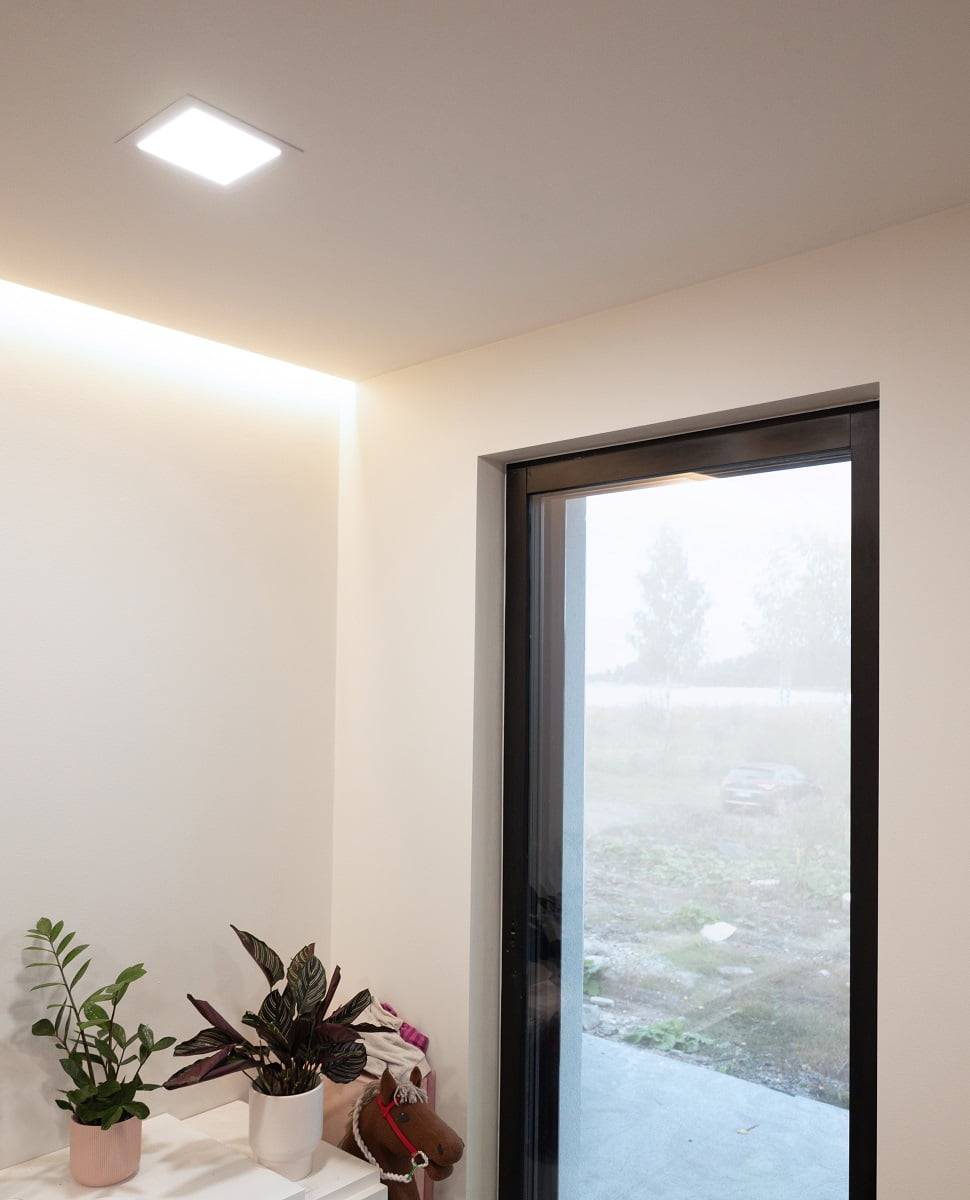 Die dimmbare, anpassungsfähige Beleuchtung in einem Kinderzimmer wurde aus einer Kombination von LED-Paneel und LED-Streifen geschaffen. © LedStore.fi