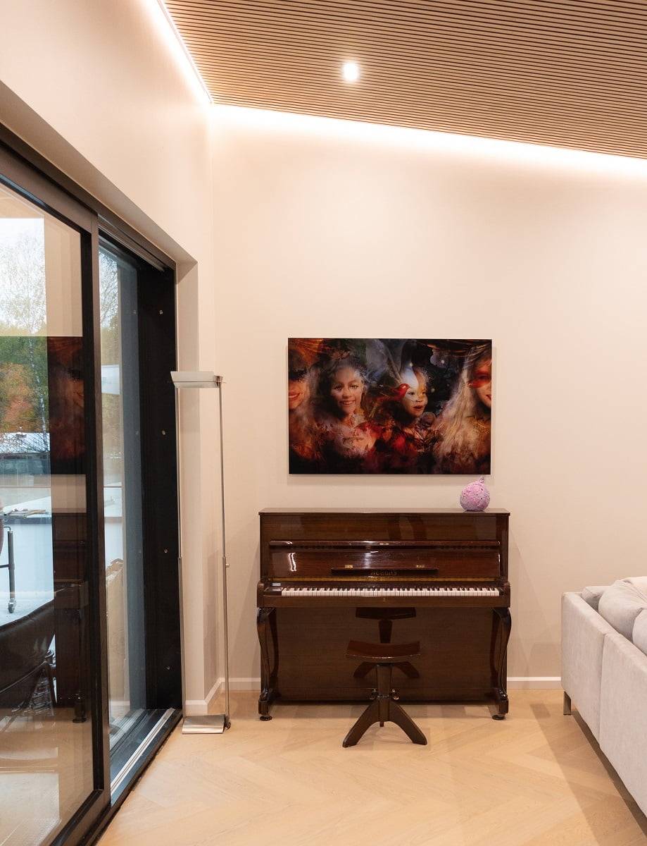 Der Led-Streifen verläuft um einen offenen Raum in einer in der Deckenverkleidung belassenen Nut, was das Gesamtbild des Raums wunderbar erweitert. © LedStore.fi