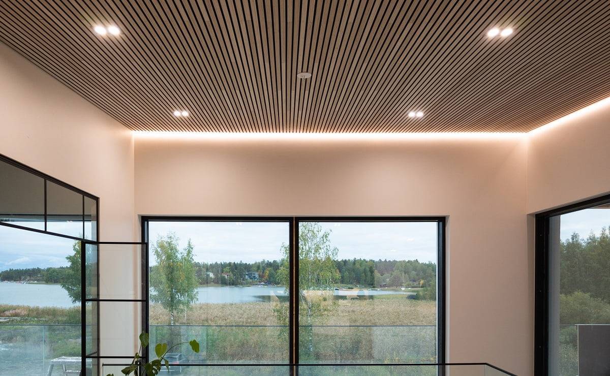 Led-Beleuchtungsbänder bringen das Licht schön an die Wand. DoubleCantilever-Strahler sorgen für die Allgemeinbeleuchtung. © LedStore.fi