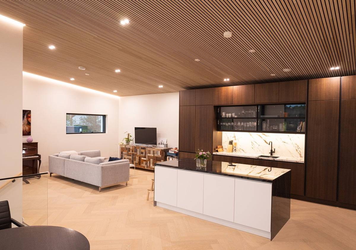 Ein gerichteter TuplaKantti LED-Strahler und ein indirektes LED-Lichtband wurden verwendet, um das teppichartige Wohnzimmer zu beleuchten. © LedStore.fi