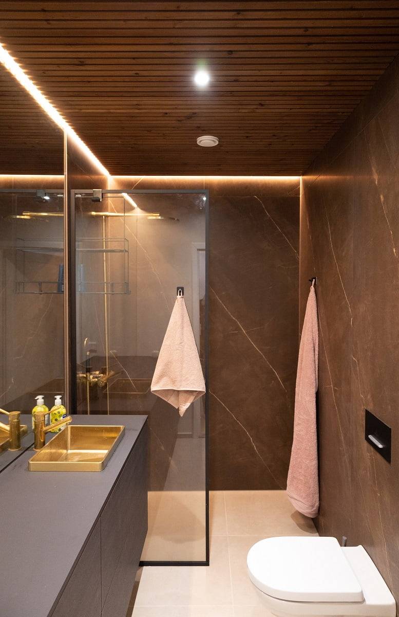 Im Badezimmer wird die gesamte Länge des Spiegels mit einem indirekten LED-Band in einem Eckprofil beleuchtet. Die Spots sind entlang der Mittellinie angeordnet. © LedStore.fi
