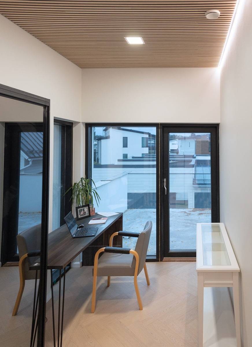 Die Beleuchtung im Arbeitsraum erfolgt sowohl mit Spotlicht als auch mit indirektem Licht. © LedStore.fi