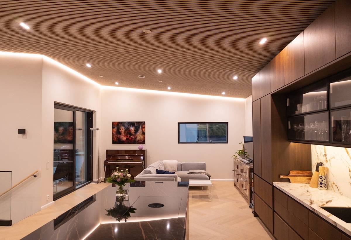 Das offene Wohn-Küchen-Esszimmer wird mit Double Cant Beleuchtung und einem indirekt montierten 14,4 W/m LED-Streifen beleuchtet. © LedStore.fi
