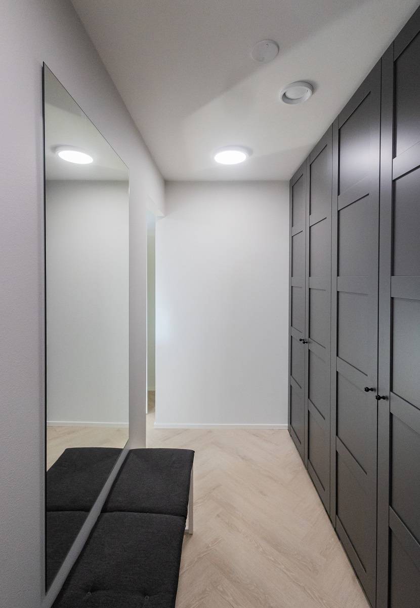 Aufputz-LED-Plafond in einer Garderobe