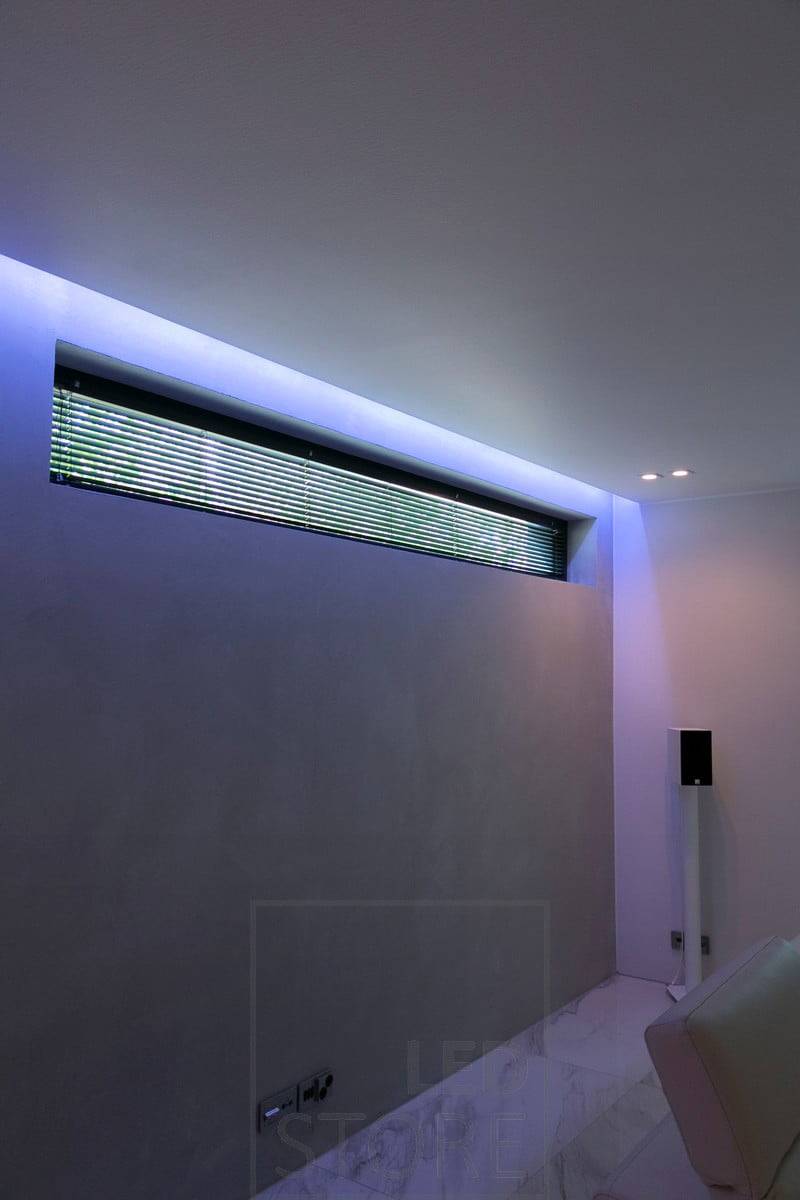 Farblich einstellbares RGB+W-Lichtband-erzeugt-perfektes-emotionales-Licht-des-Daches-und-der-Wand-aus-einer-starken-Kurve