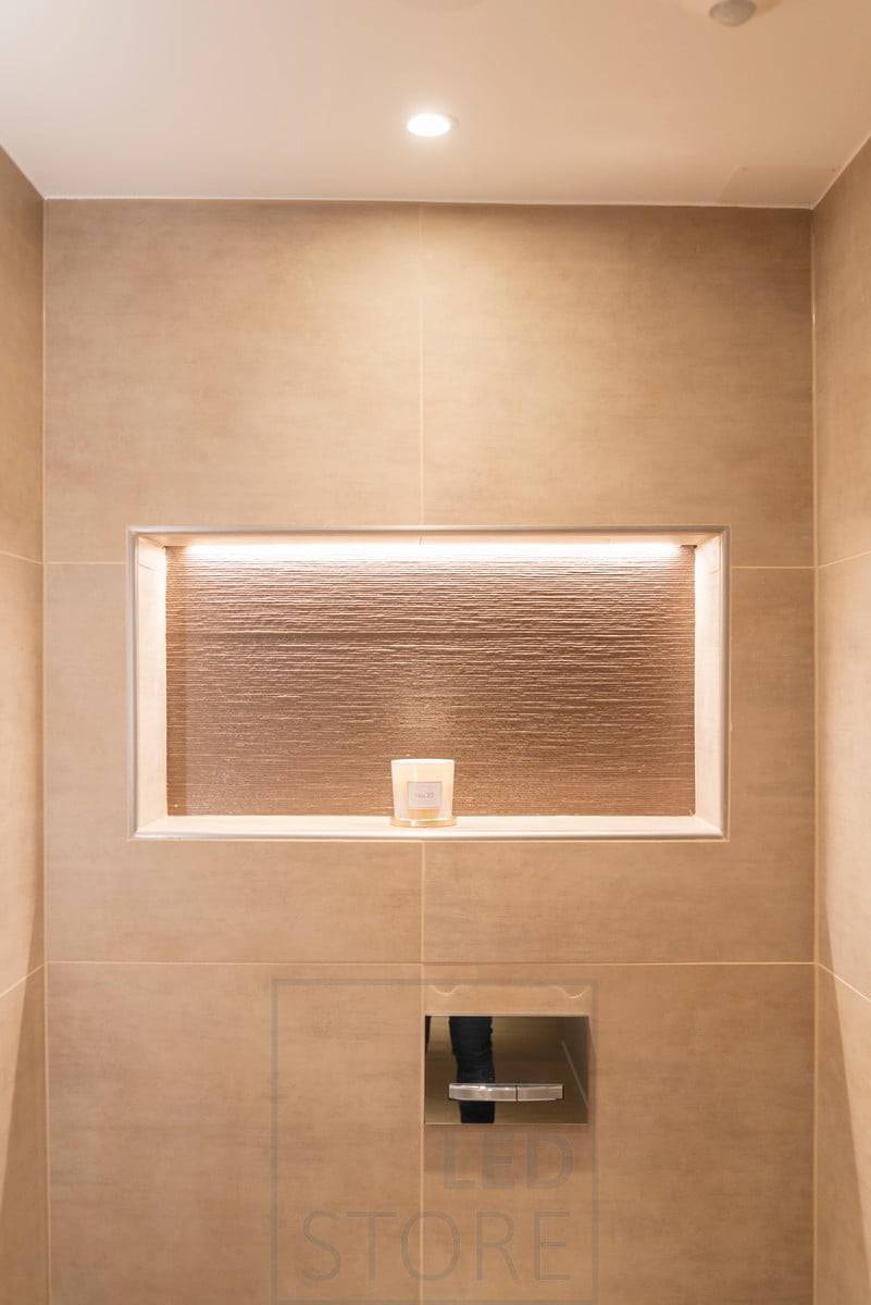 Das mit Led-Streifen beleuchtete Einbauregal schafft ein schönes und angenehmes indirektes Licht im Raum und hebt die Nische hervor. Ledstore.fi
