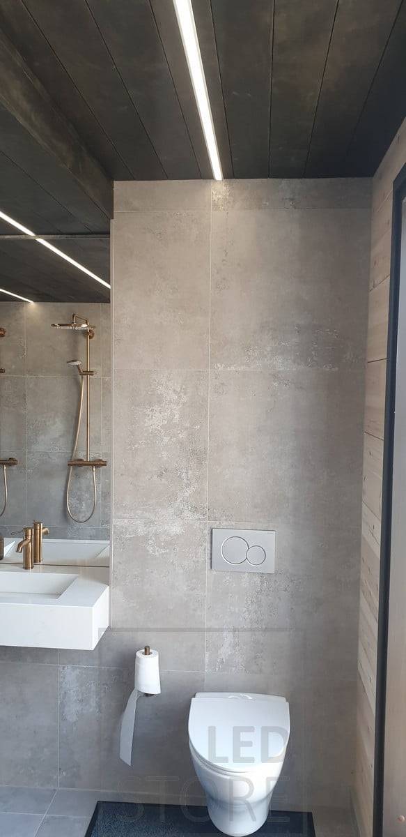 Led-Leiste an der Decke eines Toilettenraums als allgemeine Beleuchtung. Ledstore.fi